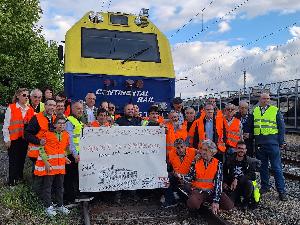 Fotografía de socios de ASVAFER y autoridades delante del último tren