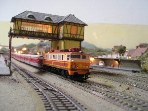 Locomotoras esperando en el depósito para prestar servicio